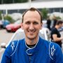 Portrait eines Rennfahrers im blauen Rennanzug
