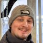 Ein Mann mit einer Mütze auf dem Kopf