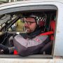 Ein Rennfahrer sitzt in seinem Boliden