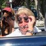 ein Mann blickt aus dem Auto und hebt die Brille hoch