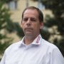 Portraitfoto eines Mannes im weißen Hemd