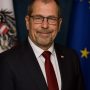 Ein Mann in Anzug mit roter Krawatte